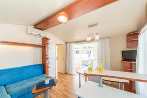 斯维蒂佩塔Mobile home Laguna的客厅配有蓝色的沙发和桌子