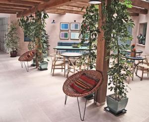 艾利翁艾利翁酒店的一个带桌椅和盆栽的庭院