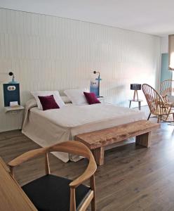 艾利翁艾利翁酒店的一间卧室设有一张大床和一张木凳