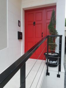 马卡尔斯卡埃尔达公寓的红门,在房子里,盆里放着植物