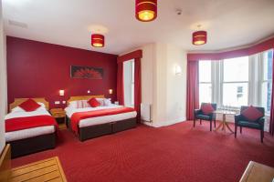 波特拉什阿德非波特拉什酒店的酒店客房,设有两张床和红色的墙壁