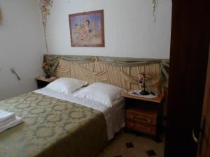 托雷瓦多阿罗吉奥斯皮亚贾格公寓的一间小卧室,配有床和2个床头柜