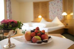 伊勒蒂森道韦勒之家酒店及餐厅的在酒店房间桌上的水果盘