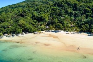 Nosy KombaKomba Forever的享有树木和水面海滩的空中景致