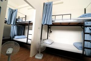 曼谷克里特旅舍的客房设有两张双层床和风扇。