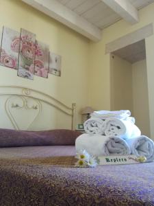 Cannole拉斯特迪可普若旅馆的一间卧室配有带毛巾的床