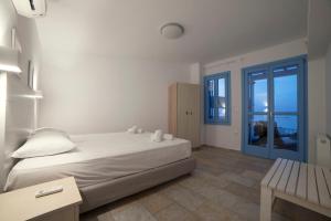 斯基罗斯岛Almyra Guesthouse的白色的卧室设有床和窗户