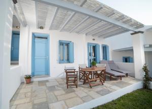 斯基罗斯岛Almyra Guesthouse的一个带凉棚和桌椅的庭院