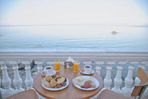 埃利亚·拉克尼亚斯Elea Mare的一张桌子,上面放着两盘食物和橙汁