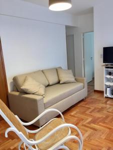 布宜诺斯艾利斯F&F Altos de Barracas的客厅配有沙发和椅子
