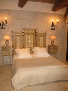 Vallèresla Chambre des Dames的一间卧室设有两张床和两个床头柜