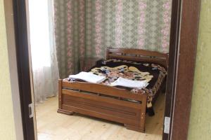 梅斯蒂亚Iason Guest House in Mazeri的一间设有一张床铺的卧室,位于一个带镜子的房间