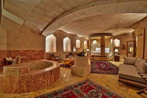 乌奇希萨尔卡帕多西亚之眼洞穴酒店的一间大浴室,内设浴缸