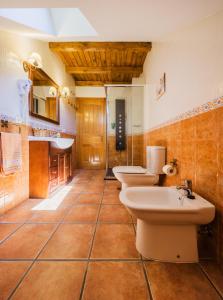 Caboalles de Abajo阿必瑟田园公寓酒店的浴室设有2个水槽和2个卫生间