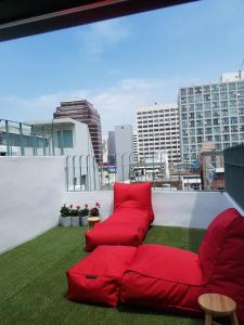 釜山单身旅社的屋顶上的一个红色沙发