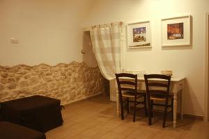 孔韦尔萨诺Il Sottano del Conte的一间带桌子和四把椅子的用餐室
