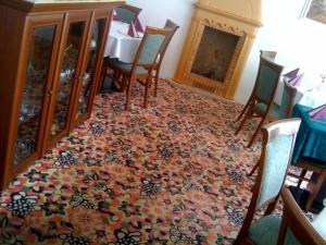 利特威诺夫里尼酒店的配有桌椅和地毯的房间
