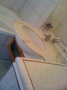 利特威诺夫里尼酒店的浴室配有盥洗盆和浴缸。