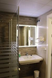 多列毛利诺斯Apartamentos Casa Florido的一间带水槽和镜子的浴室