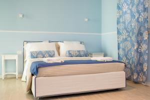 拉古萨码头B&B Gioia Resort的一间卧室配有一张蓝色墙壁的床