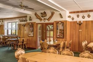 利波瓦拉尼霍提莱克坎斯旅馆的餐厅拥有木墙和桌椅
