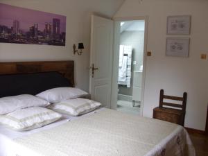 凯泽贝尔Marcia Donatti - A l'Ombre des Coteaux Sao Paulo的卧室配有白色的床和2个枕头