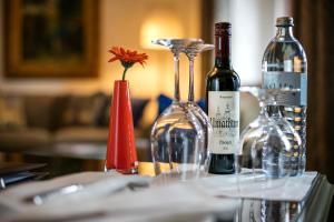丰斯多夫西罗斯加贝尔霍弗酒店的桌子上放着三瓶葡萄酒