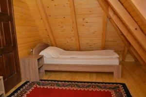 Zlatiborske brvnare客房内的一张或多张床位