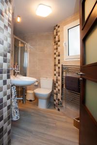 阿达莱斯Apartamento Vadim的浴室配有白色卫生间和盥洗盆。