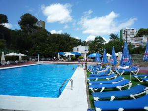 普拉加德阿罗Tramuntana的一个带蓝色椅子和遮阳伞的游泳池