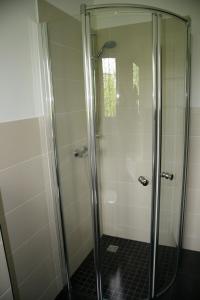 基尔Ferienwohnung Kiel-Russee的浴室里设有玻璃门淋浴