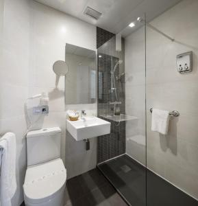 潘普洛纳尤尔迪酒店的浴室配有卫生间、盥洗盆和淋浴。