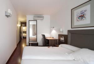 潘普洛纳尤尔迪酒店的酒店客房配有两张床和一张书桌