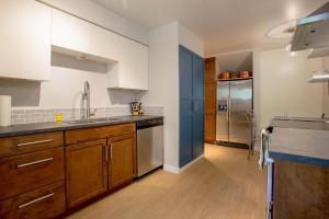 吉布森斯Gibsons Harbour Retreat的厨房配有木制橱柜和不锈钢冰箱。