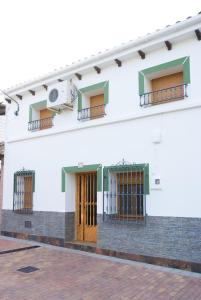 塞古拉 - 德拉谢拉Casa Felix的白色的建筑,设有棕色的门窗