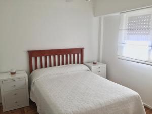 布宜诺斯艾利斯F&F Altos de Barracas的白色的卧室设有床和窗户