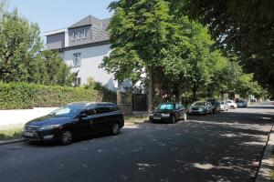 布尔诺Villa Z - apartment with private parking的停在街道边的一排汽车