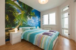 瓦尔纳Sunrise Smart Home的卧室的墙上挂着棕榈树壁画