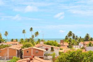 伊塔马拉卡Pousada Refúgio do Forte的一座拥有房屋和棕榈树的城镇