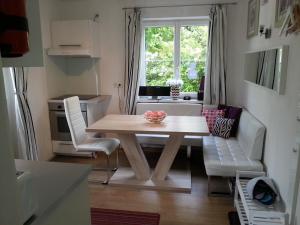 圣沃尔夫冈沙夫山公寓 的客厅配有桌椅和窗户。
