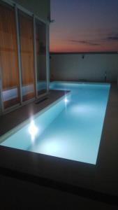 马尔萨什洛克St. Peter's Pool Holiday Apartment的室内带灯的大型游泳池