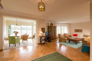 沃尔特湖畔韦尔登Villa Christa的客厅配有沙发和桌子
