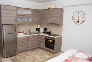 阿齐亚佩拉加阿塔洛斯公寓 的一间带水槽和冰箱的小厨房