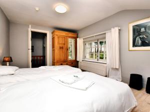 埃尔泽Luxury holiday home in Érezée的一间卧室设有两张白色的床和窗户
