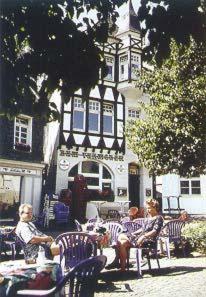 梅特曼艾尔贝尔酒店的一群人坐在大楼前的桌子旁