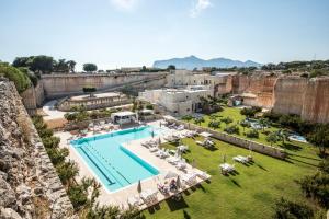 法维尼亚纳白色凯芙酒店的享有带游泳池的度假村的空中景致