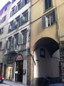 佛罗伦萨Leoni的商店前有拱门的建筑物