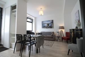 巴黎舒适之选公寓的客厅配有沙发和桌椅