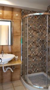 基帕里夏卡西米斯公寓的带淋浴和盥洗盆的浴室