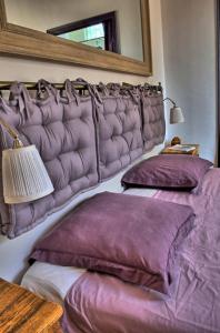 圣马丹韦叙比耶La Ribambelle的一间卧室配有两张带紫色枕头和镜子的床